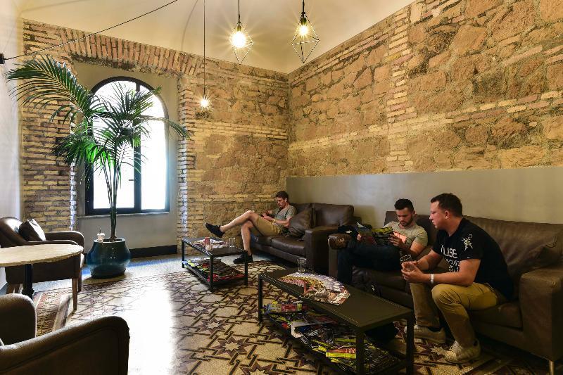 Yellowsquare Hostal